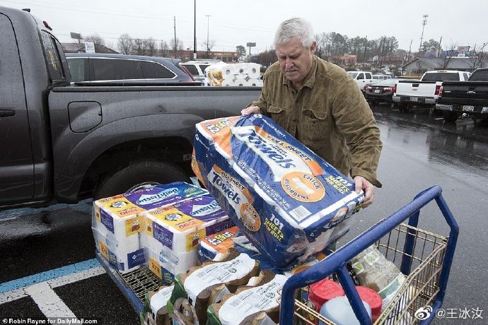 美国加州民众抢购厕纸和水,警察出动维持秩序