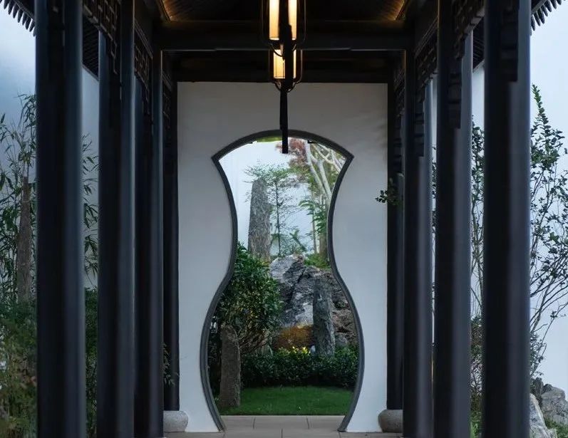 其中的"窗含","门泊"就是两幅具有诗意画一般的框景.