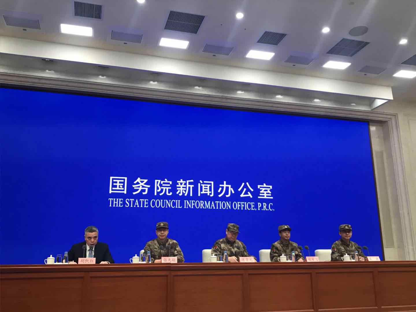 中国军方首次着迷彩服出席新闻发布会