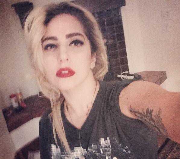 Lady Gaga自曝戒烟成功 烟瘾曾大到一天抽40根