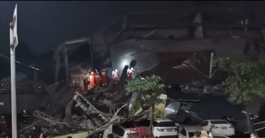 福建泉州一酒店整幢坍塌 约70人被困28人获救