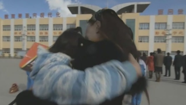 帕米尔高原上女画家收养小女孩 燕娅娅的故事