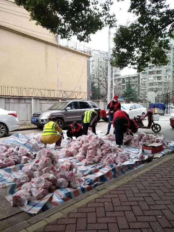 武汉一社区用垃圾车运肉引不满：已改用冷藏车