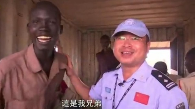 实拍南苏丹难民营 努尔族小伙主动帮中国警察清除路障