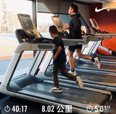 健康生活 ！丁子高父子跑步机上长跑八公里被赞有毅力