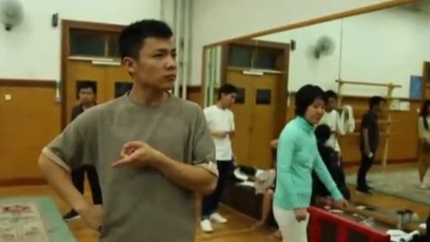 侯明涛为了让演出更加精彩 半夜带领学员们到食堂彩排_凤凰网视频_凤凰网