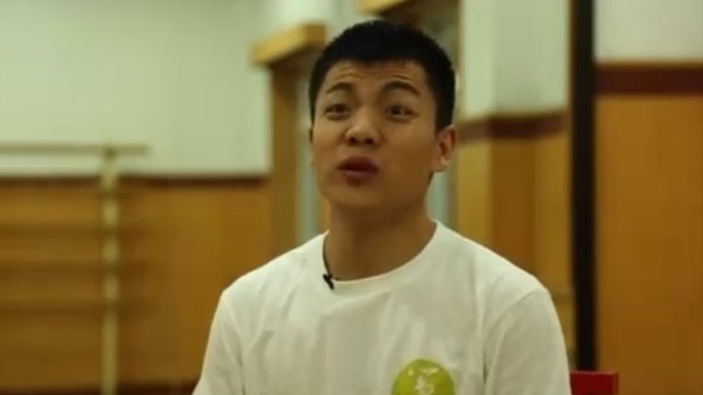 侯明涛为了让李峥的直播内容丰富 带领学员们排练到深夜