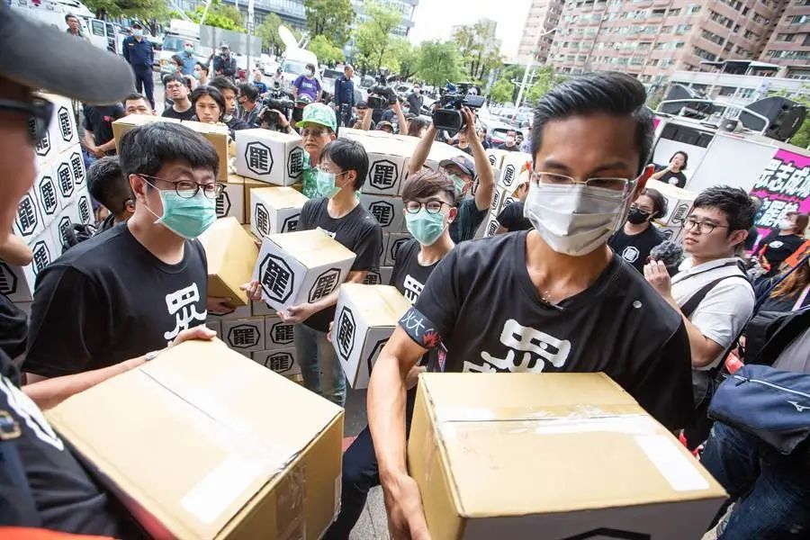 40万份罢免韩国瑜联署书送件 预计6月投票