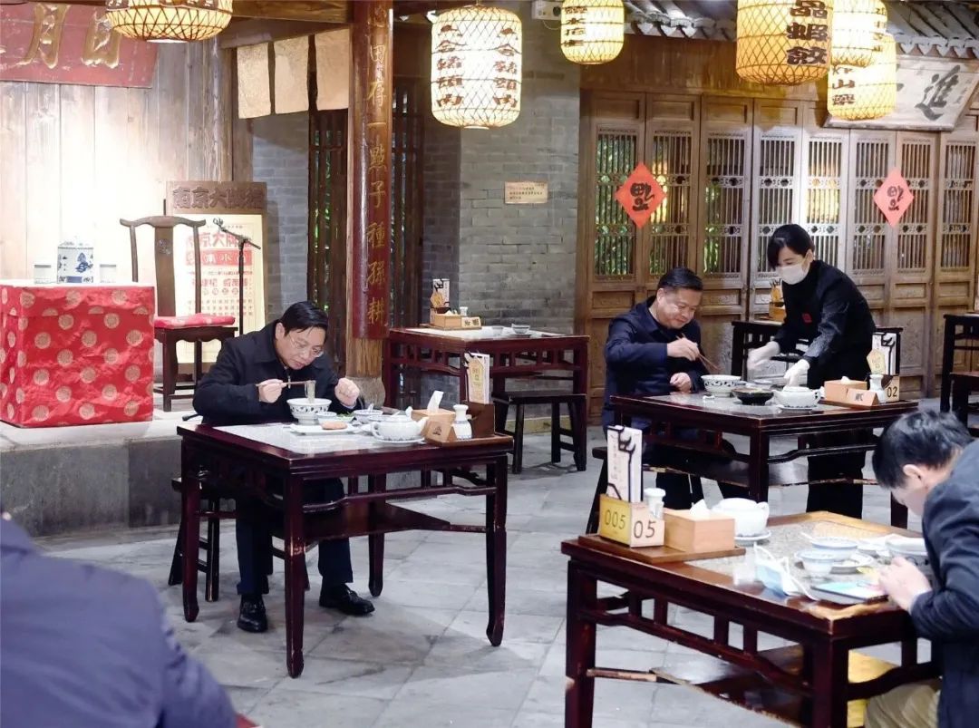 南京市委书记去南京大牌档，吃了一份鸭血粉丝汤