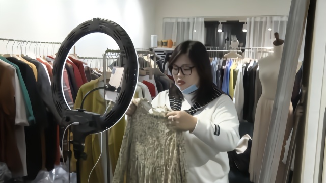 服装店老板直播复工：保障员工收入