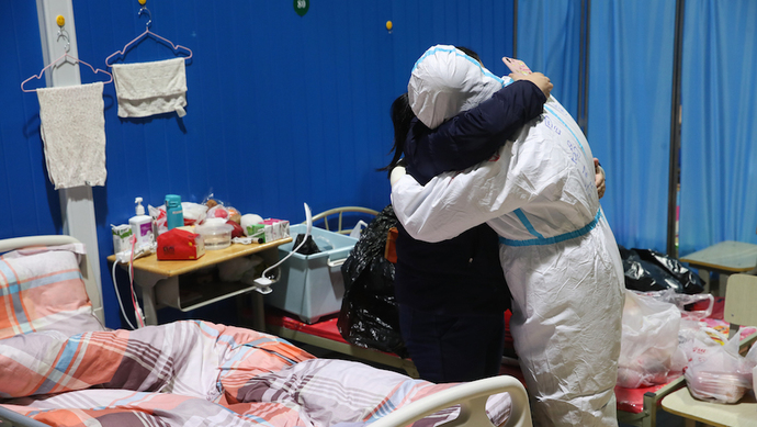 武昌方舱医院的最后一夜：医护与病人互道珍重