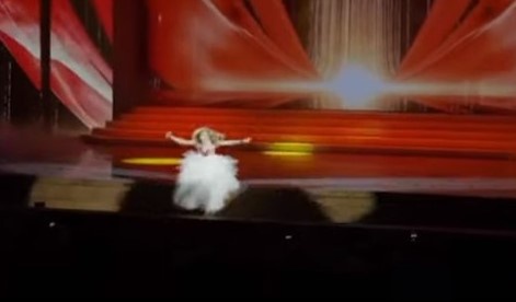 俄罗斯歌手摔下舞台脚部骨折 忍痛完成表演被赞敬业