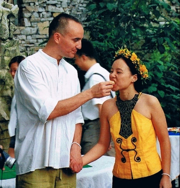 龚琳娜晒16年前结婚照 戴花环穿民族服装与老公甜蜜牵手