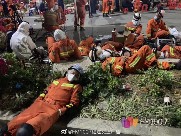 福建泉州一新冠隔离宾馆倒塌 消防员通宵营救后席地而睡