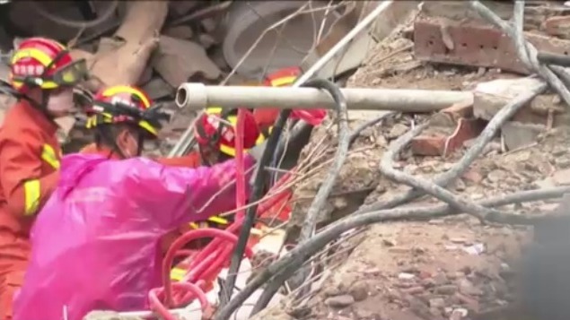 泉州塌楼事故进入最艰难阶段 受困人员被压在最底部