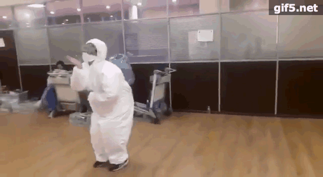莫斯科机场抗疫医生动感跳舞 身后背大瓶子寓意“捉鬼”