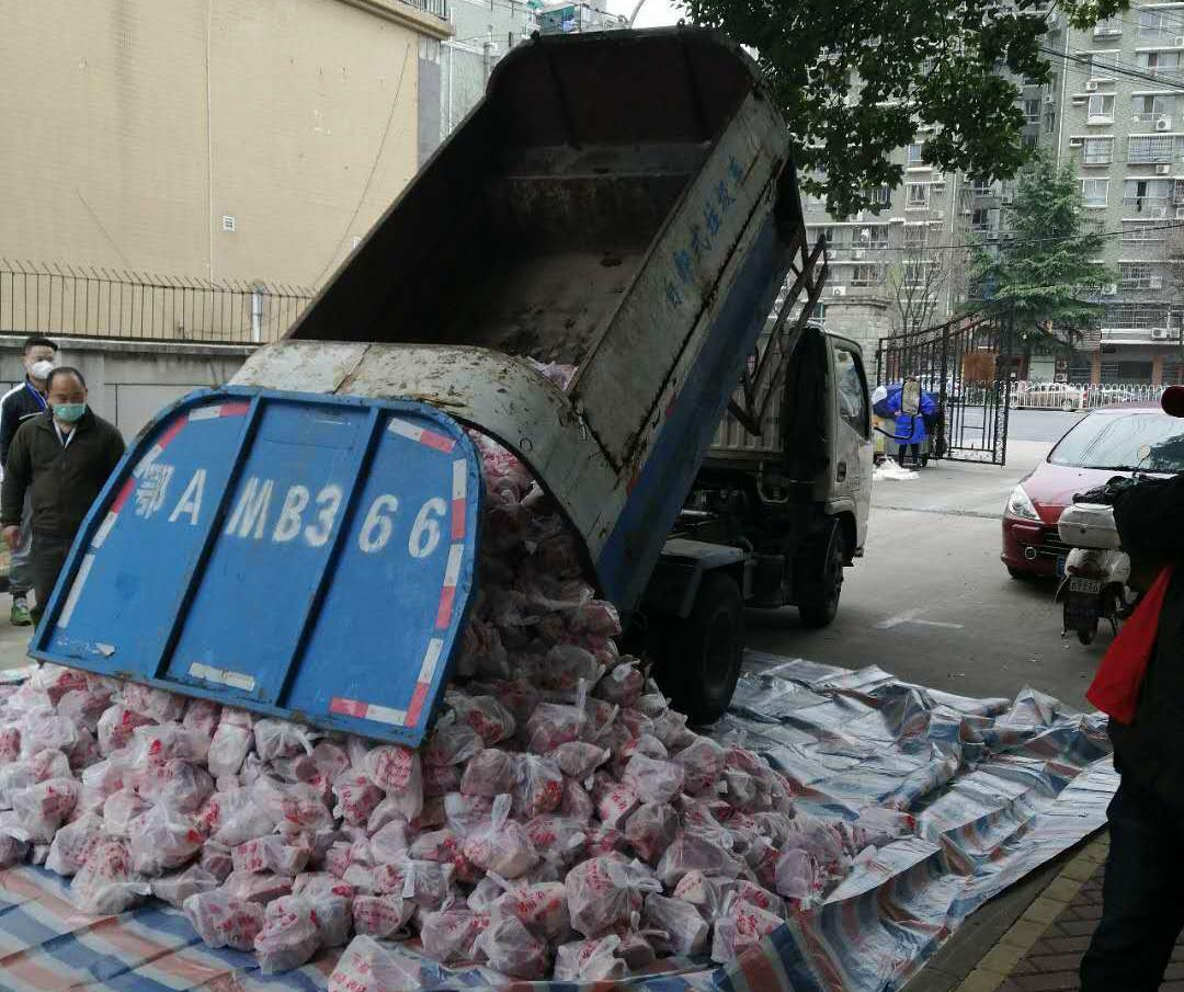 武汉一居委会回应用垃圾车给居民拖肉：连夜回收
