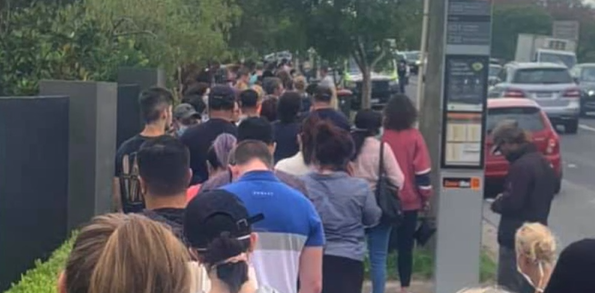 澳大利亚上千人涌向发热门诊求检测 长队排上大街