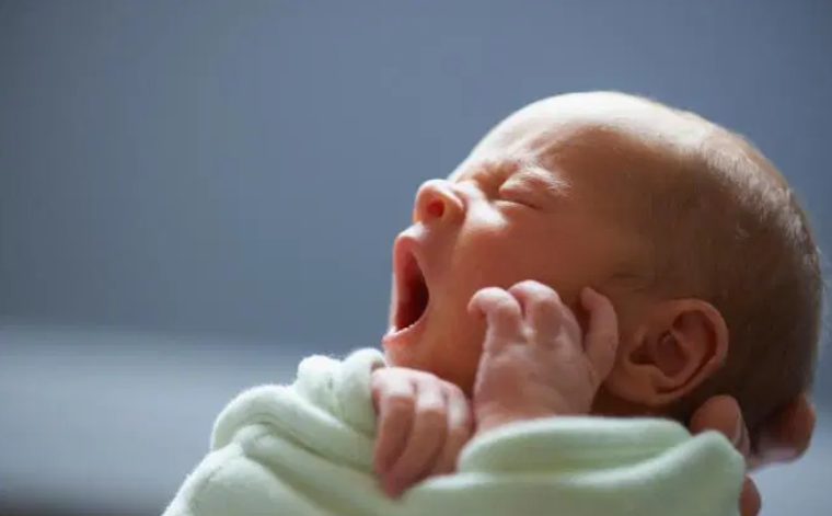 英国一婴儿出生几分钟后确诊新冠肺炎 系全球最小感染者