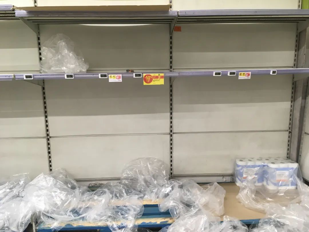 (超市里被抢购得只剩下为数不多的卫生纸)