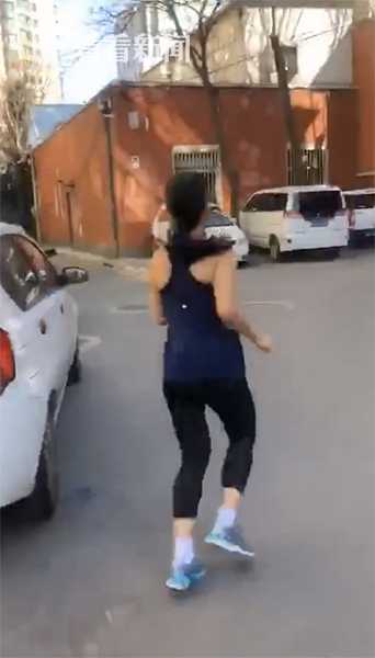 澳籍女返京后拒隔离不戴口罩跑步 被劝阻还撒泼