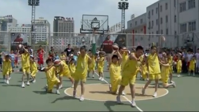 韩炜带孩子们参加篮球比赛 开场的花式篮球太炫了