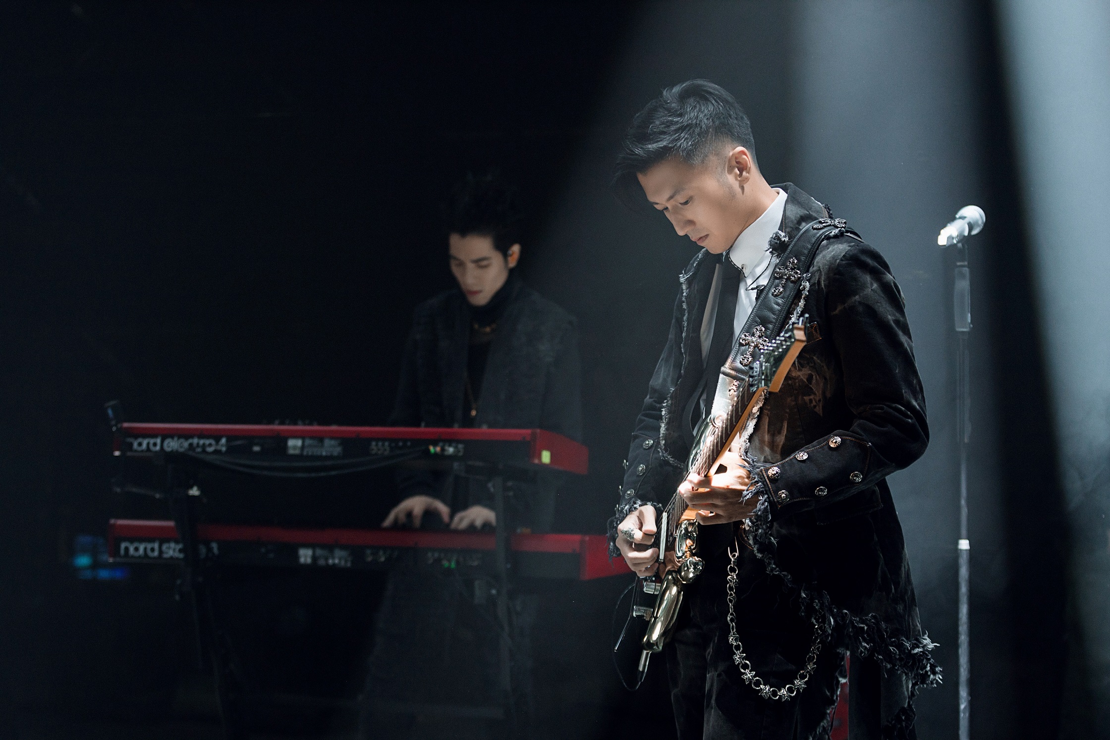 谢霆锋弹拨片将成名场面我们的乐队试听会今日上线