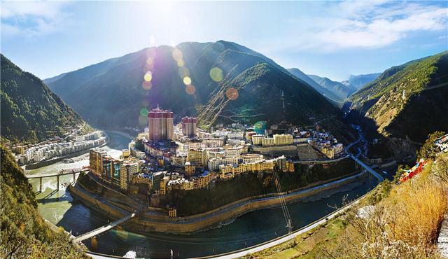 正因如此,雅江的旅游风光非常不错,位于茶马古道之上,川藏公路横贯