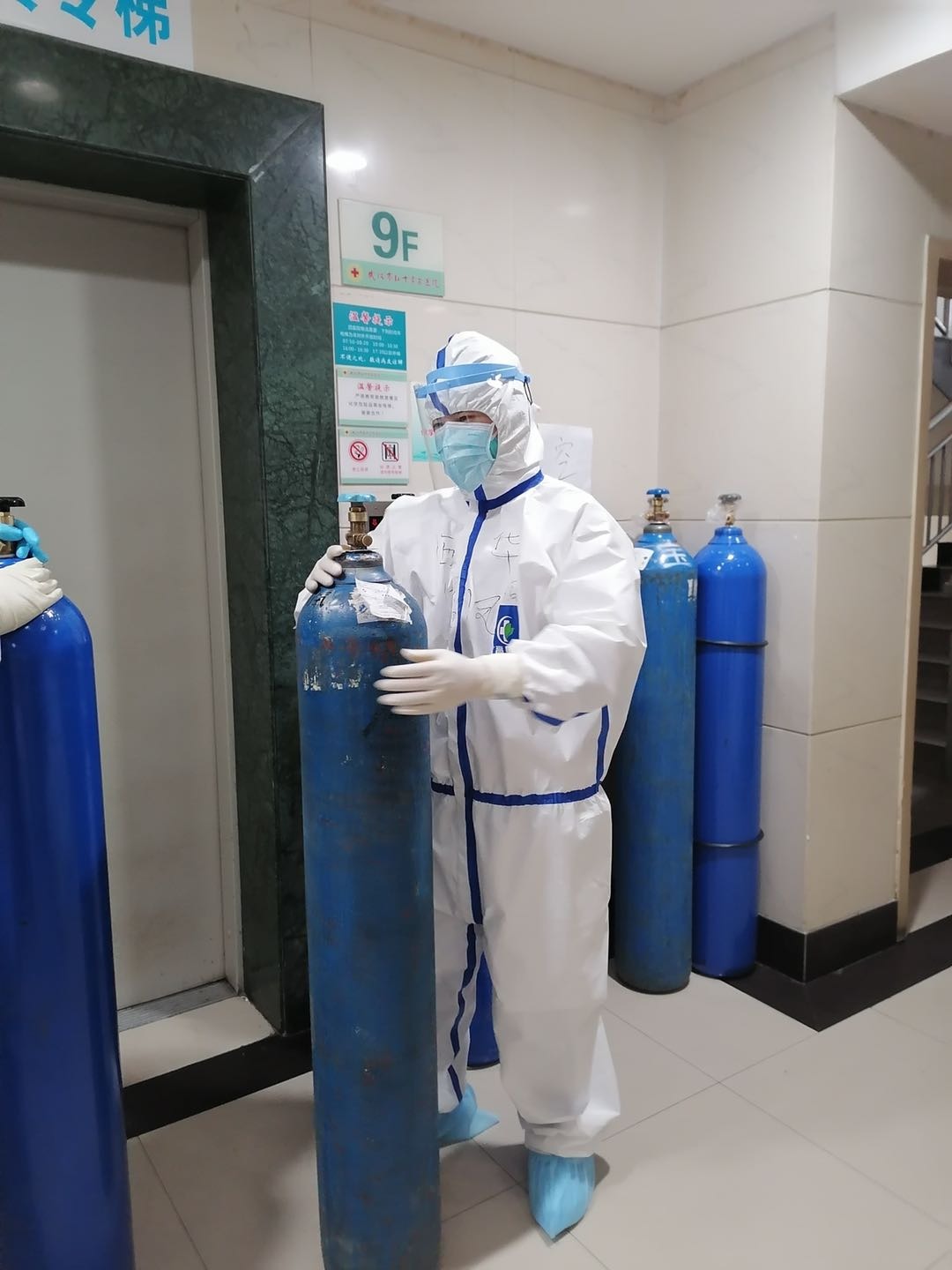 华西援鄂护士回忆：第一位病人去世后 我开始靠助眠药入睡