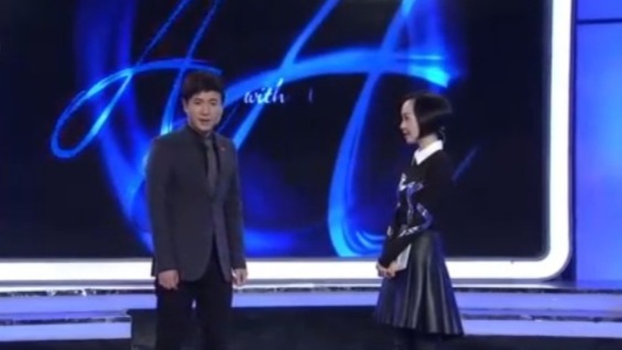 沈腾一出场粉丝们热烈鼓掌，沈腾却说他们是花钱雇的