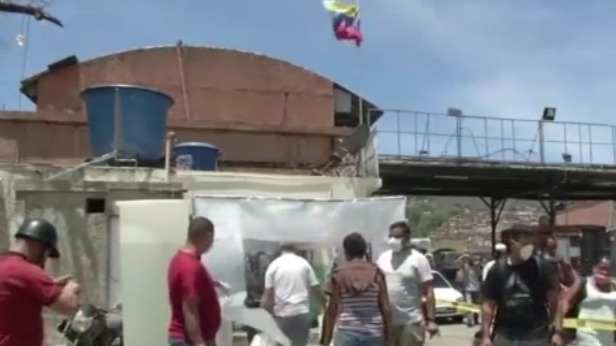 疫情蔓延 委内瑞拉民众排队购买物资 洪都拉斯经济萎靡