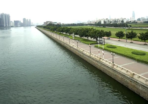 珠江湾还北靠南沙天山和国家4a 级黄山鲁森林公园,南望一线海景,拥4