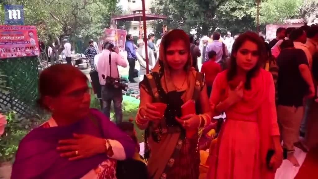 印度教教徒开喝牛尿派对防新冠病毒