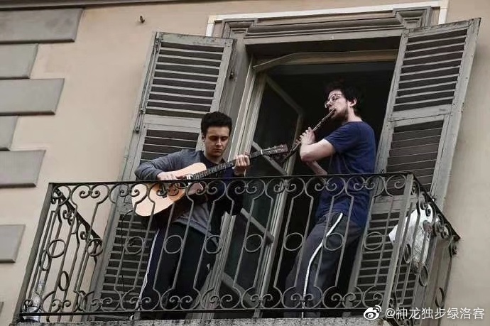 意大利人在阳台上搞文艺复兴 中国人的阳台呢？