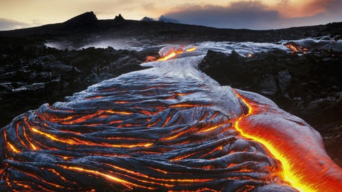 美国夏威夷有座火山持续喷发百年 里面还有一个更危险的秘密