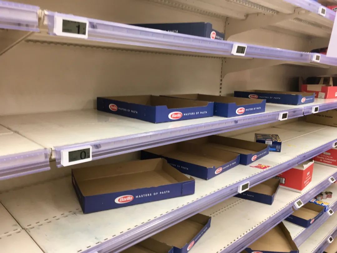 (被抢购一空的货架,其中大多数是意大利面等食物)