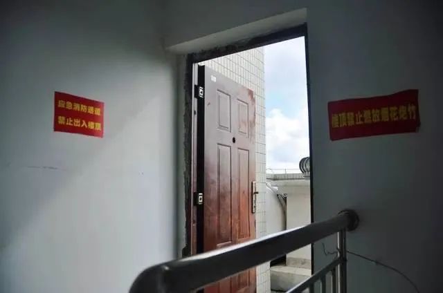 楼顶扔砖致14个月宝宝脑死亡悲剧引热议高层楼顶的门该锁吗