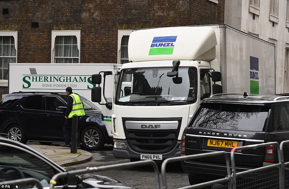英国首相呼吁民众不必囤货 自己却被拍到囤了好几卡车