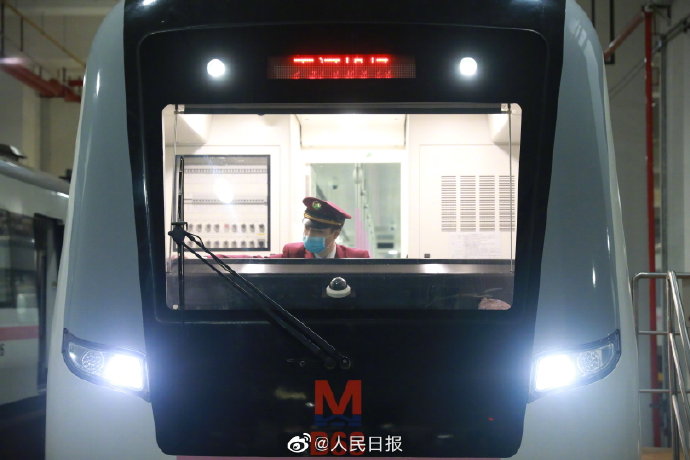 首班车来了！ 武汉地铁正式恢复运营