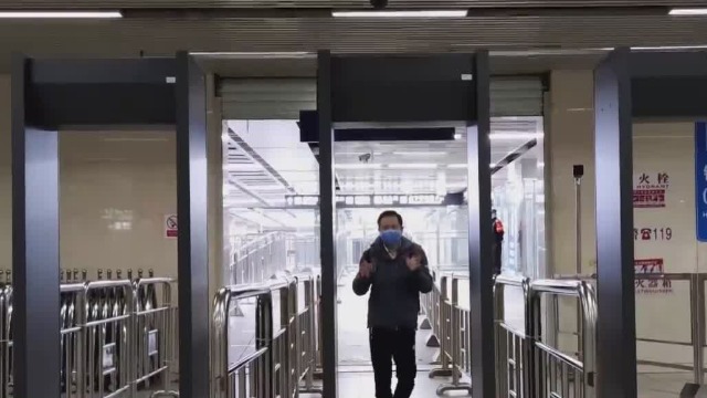 武汉地铁重新开通 三道检测关共同保证乘客安全