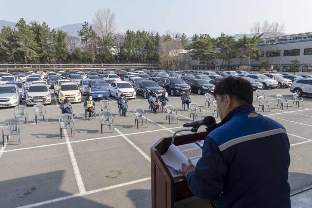 为防止交叉感染 韩国一公司500人坐私家车内开大会