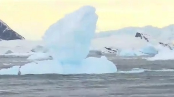 南极冰山在海上受到风和水的侵蚀 它逐渐变得形态各异