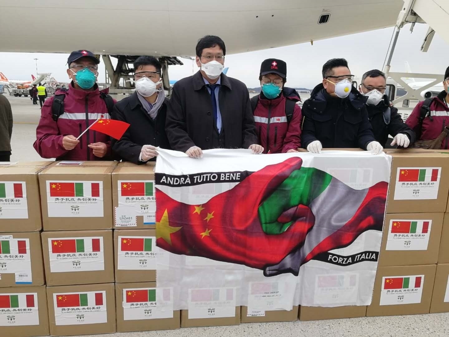 第三批中国抗疫医疗专家组抵达米兰