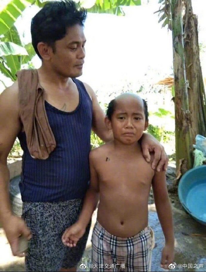 神操作！泰国父亲为儿子剪防疫发型