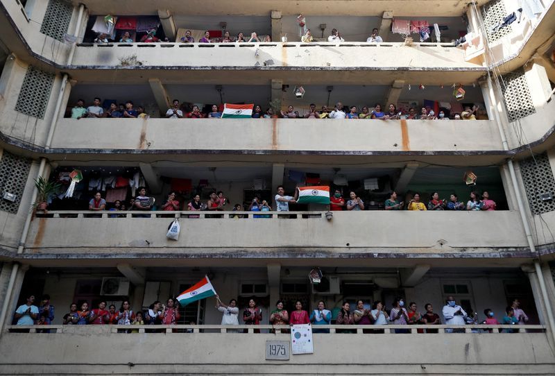 印度民众阳台敲起锅碗瓢盆 给医护人员和环卫工人加油打气
