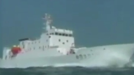 菲律宾海军企图抓扣中国渔民 中国海监船闻讯后赶来制止
