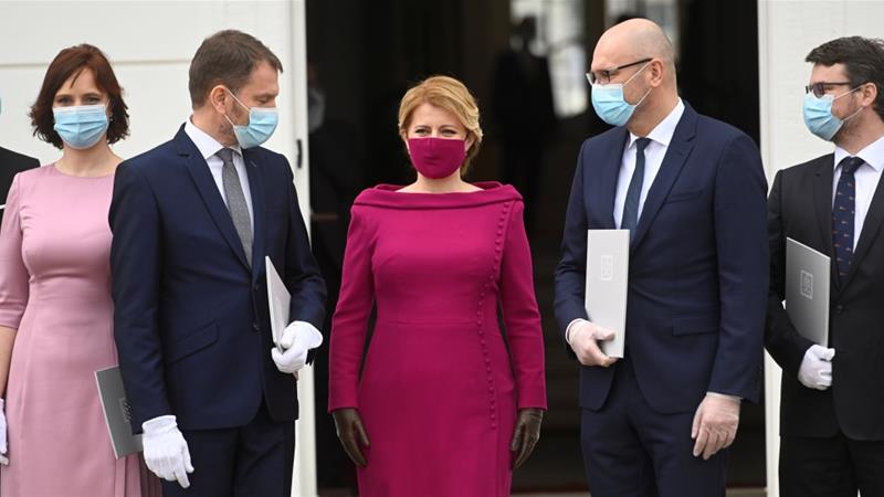 斯洛伐克新政府宣誓就职 所有内阁成员均佩戴口罩