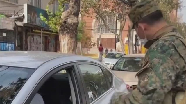 智利首都军警联手上街检查 限制人流防疫