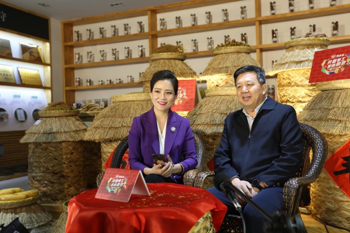 超70万拼多多网友围观敖汉旗旗长直播喝粥新电商助力西货东进