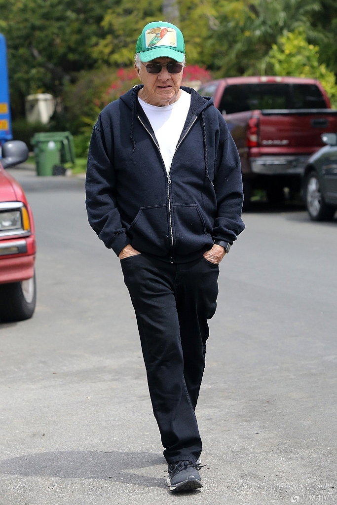 奥斯卡影帝达斯汀霍夫曼街头散步边走边做笔记